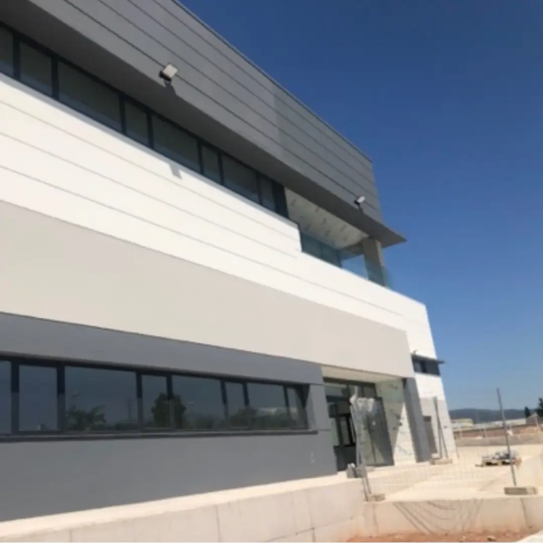 Nave industrial sostenible en Les Franqueses con diseño eficiente y certificación energética. Construcción optimizada para un menor impacto ambiental y mayor eficiencia energética.