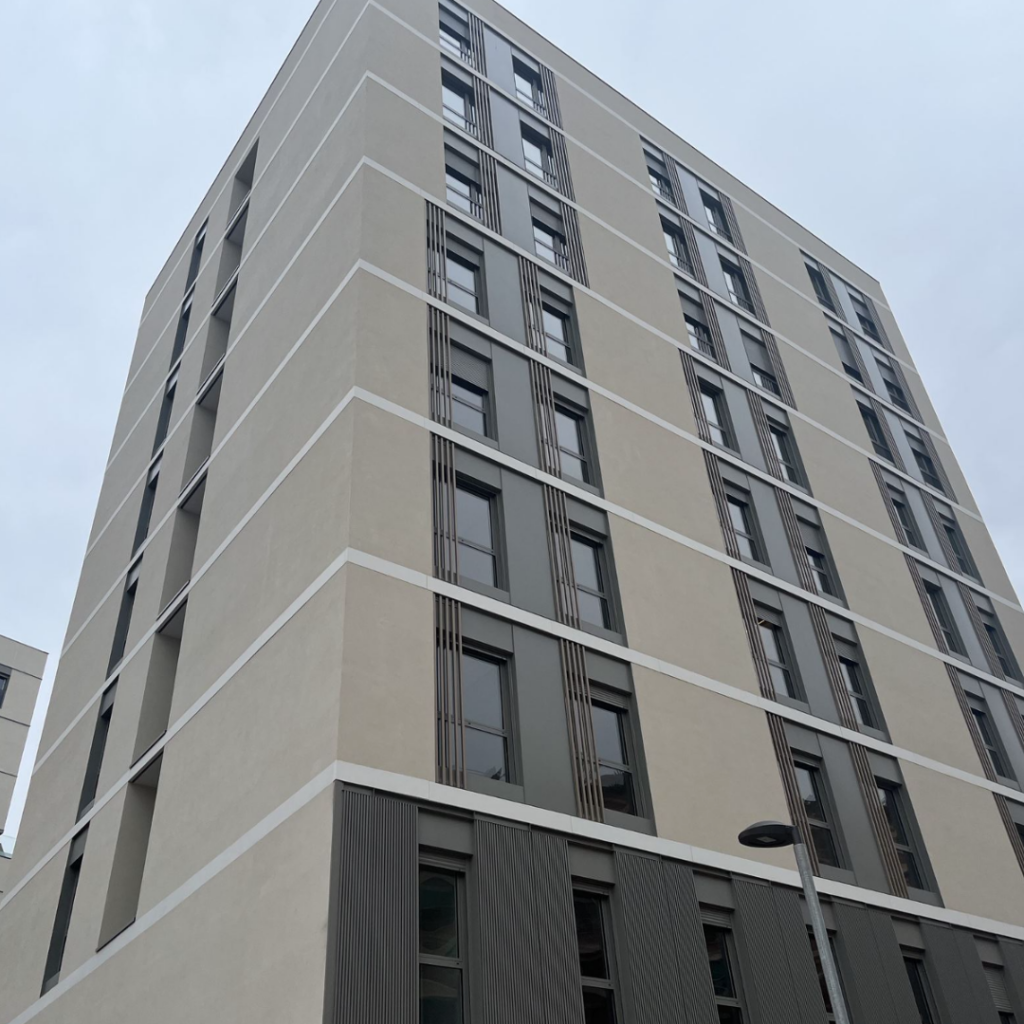 Edificio sostenible en Barcelona con diseño eficiente y certificación energética. Construcción optimizada para maximizar la eficiencia y reducir el impacto ambiental.